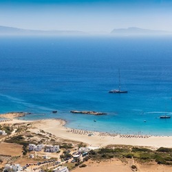 Ios Mylopotas Beach - Sonnenbaden am Tag, Party in der Nacht.
