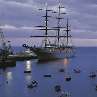 Sea Cloud II in der Dämmerung