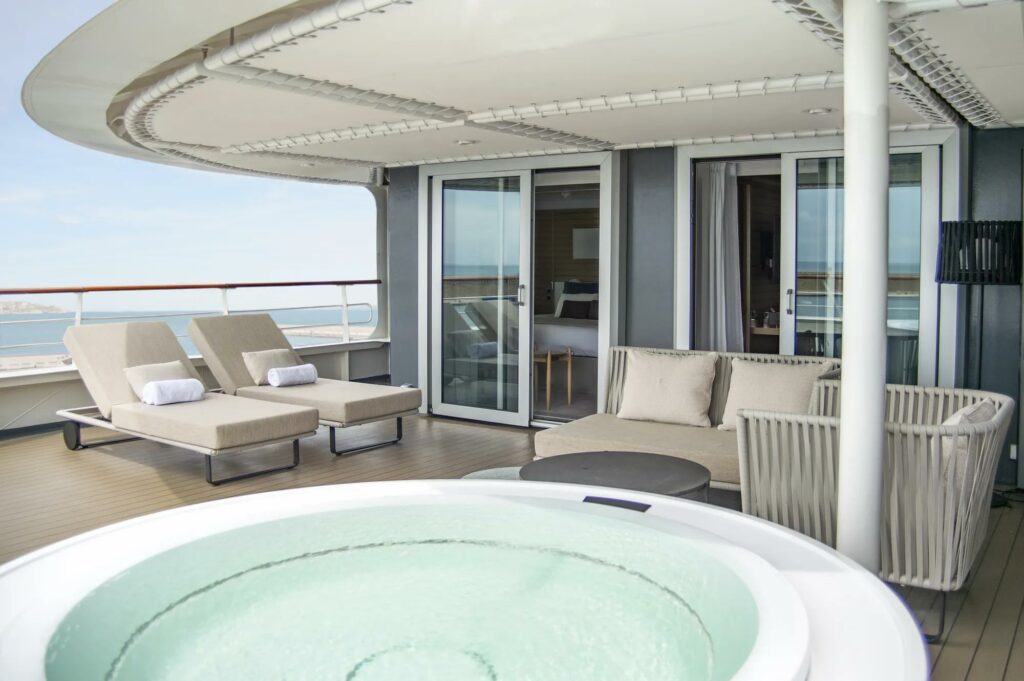 DSC 8135 Bellot 534 Suite Armateur Jacuzzi Mai2021 TamarSarkissian - Islands Mosaiklandschaften