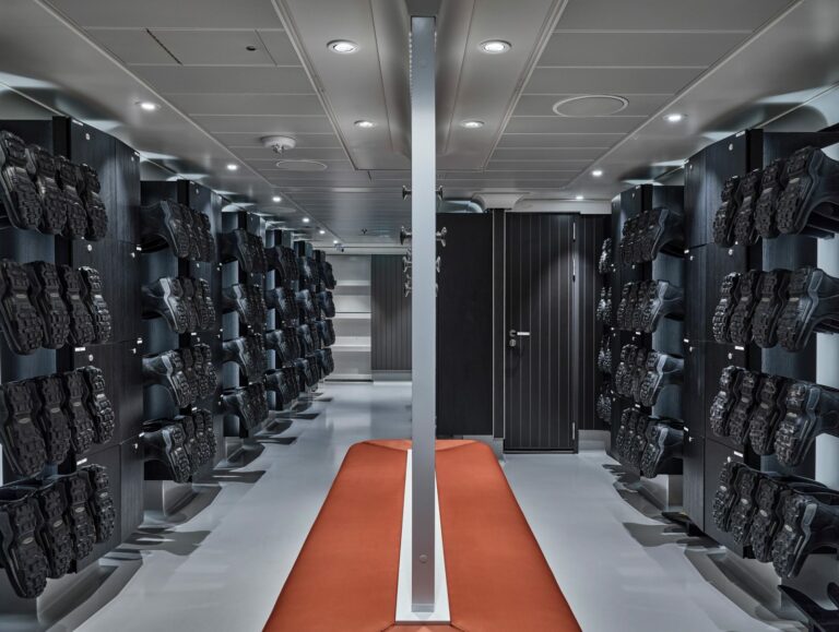 Silver Endeavour - Mud Room (Expeditionsausrüstung)