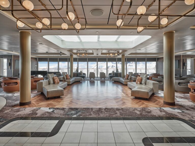Silver Endeavour - Observation Lounge