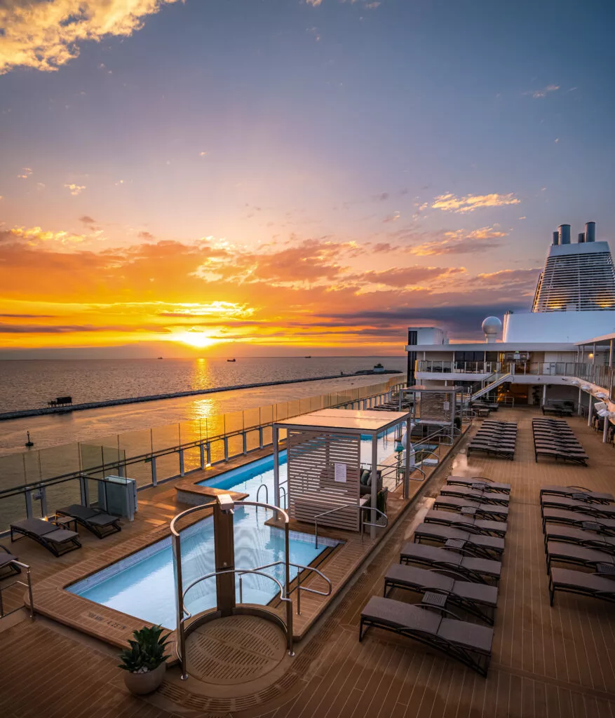 PoolDeck 5 - Ägäische Eleganz: Inselträume und Antike Abenteuer