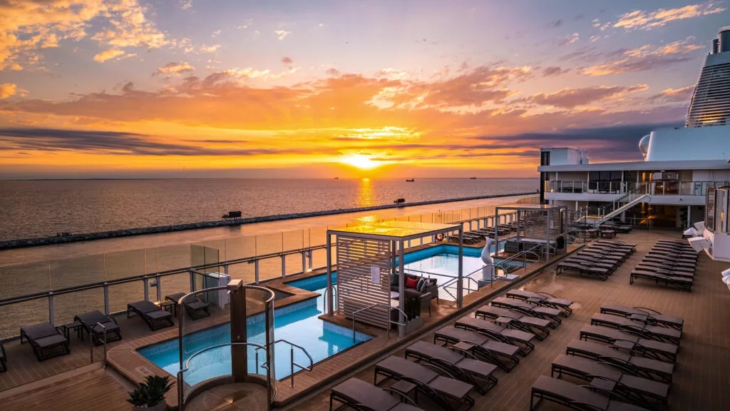 PoolDeck 6 - Ägäische Eleganz: Inselträume und Antike Abenteuer