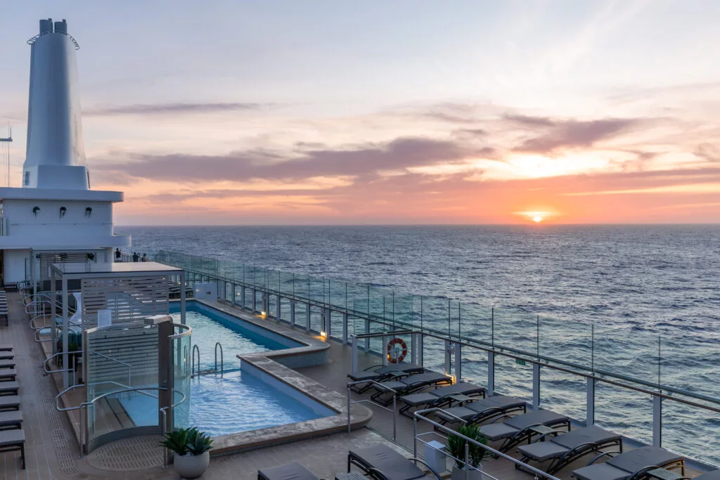 PoolDeck Sunset 384 - Ägäische Eleganz: Inselträume und Antike Abenteuer