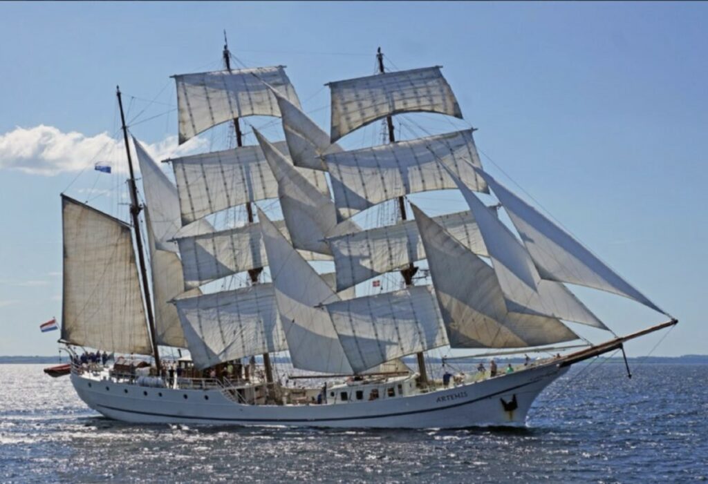 Bark Artemis vor Harlingen