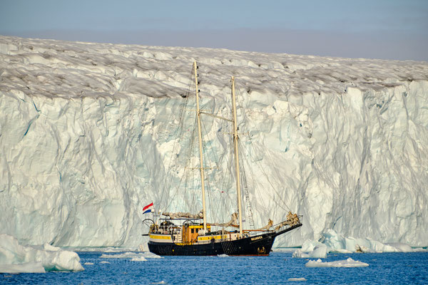 Meander – vor Gletscherwand Spitzbergen - Wale & Nordlichter