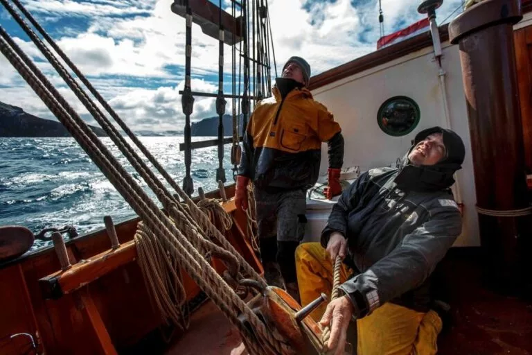 Deckarbeit an Bord der Oosterschelde