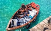 Fischer mit Tagesfang im Boot