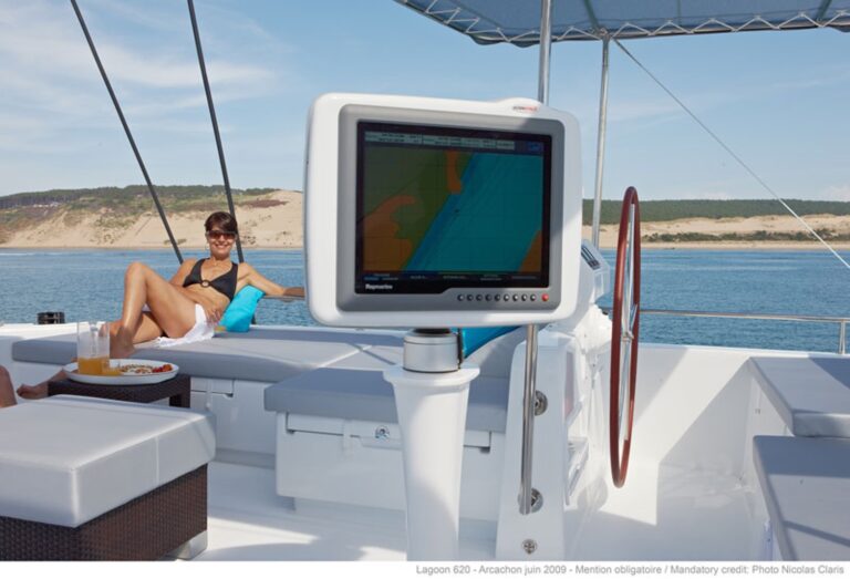 Lagoon 620 - Cockpit
