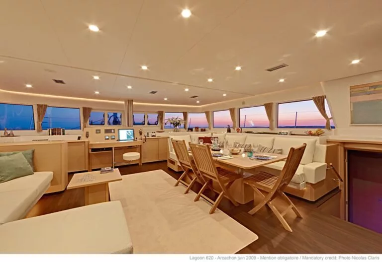 Lagoon 620 - Salon Dinner