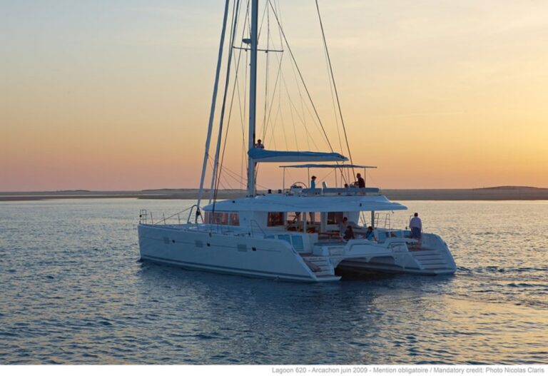 Lagoon 620 Katamaran bei Sonnenuntergang vor Arcachon