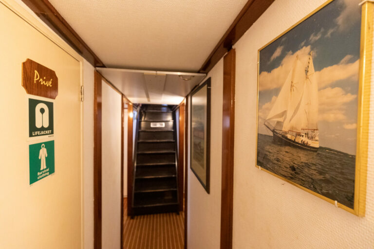 Korridor unter Deck der Meander mit Privé-Kabinentür