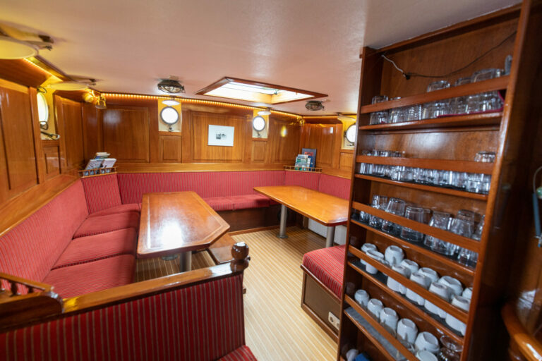 Gemütlicher Salon mit umlaufenden Eckbänken an Bord der Meander