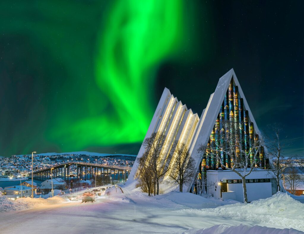 Eismeerkathedrale (Ishavskatedralen) in Tromsø mit grünem Nordlicht im Winter