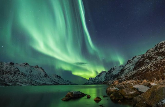 Nordlicht über einer felsigen Küste in Norwegen