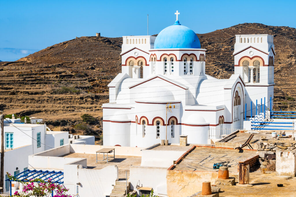 Weiße Kykladenkirche mit blauer Kuppel auf Amorgos