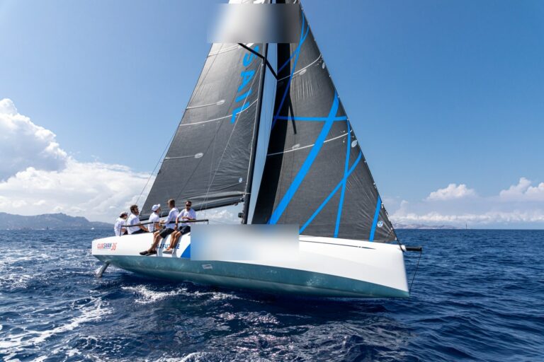 Regattayacht Club Swan 36 am Wind bei blauem Himmel
