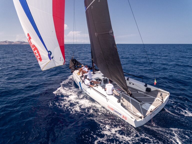 Regattayacht Club Swan 36 unter Gennaker mit Crew