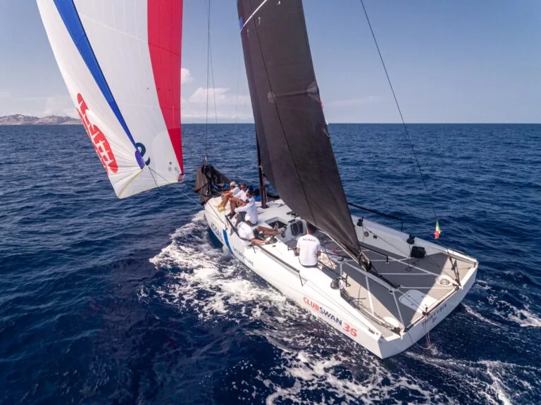Regattayacht Club Swan 36 unter Gennaker mit Crew