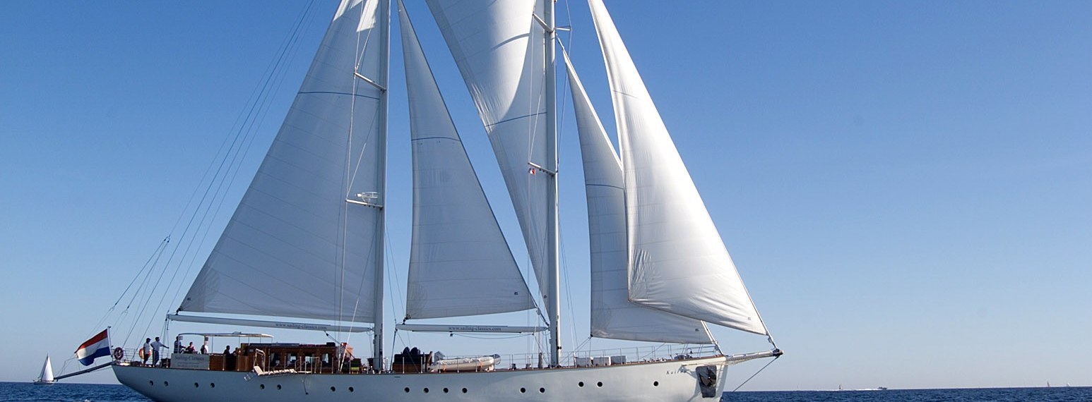 Segelyacht Kairos unter Segeln, Blick auf Rumpf und Deck
