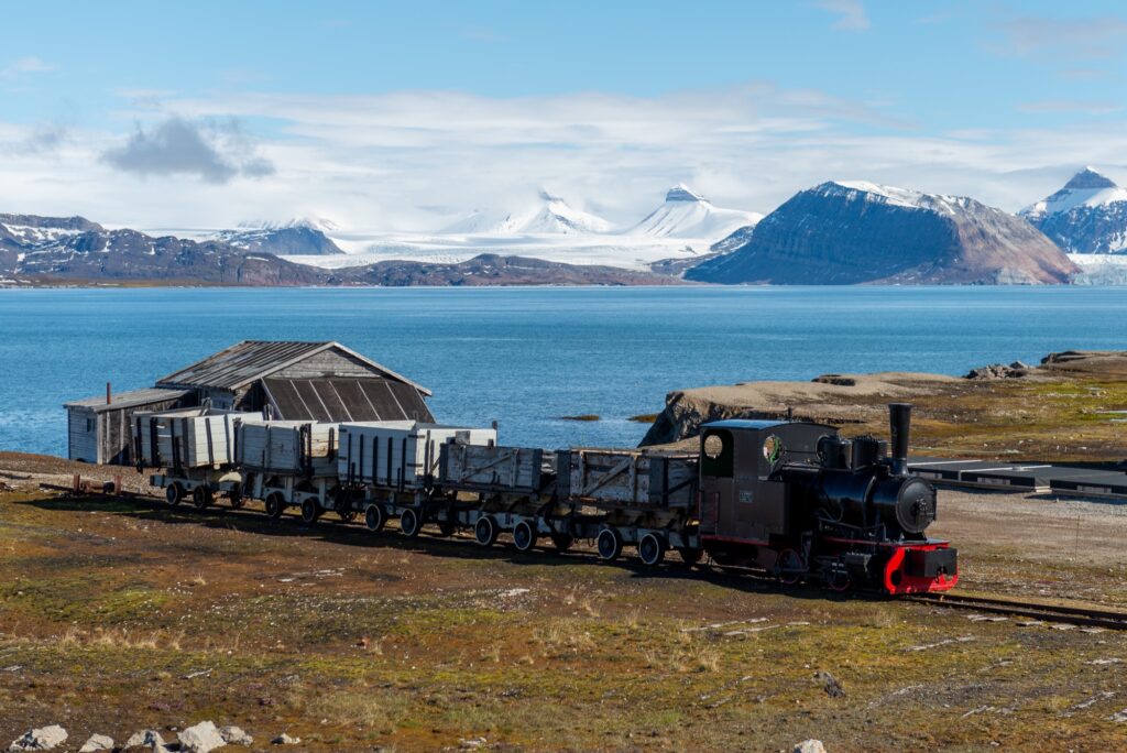 Historische Bergbau-Lokomotive in Ny-Ålesund vor dem Kongsfjord, Spitzbergen