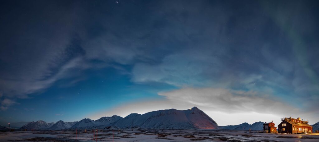 Die Forschungssiedlung Ny-Ålesund unter dem Nordlicht, Spitzbergen