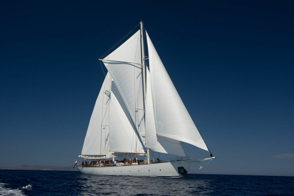 Segelyacht Rhea von Sailing Classics unter vollen Segeln auf offener See