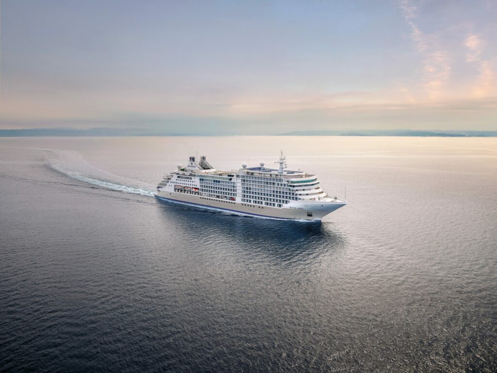 Luxus-Kreuzfahrtschiff Silver Moon von Silversea in der Abenddämmerung