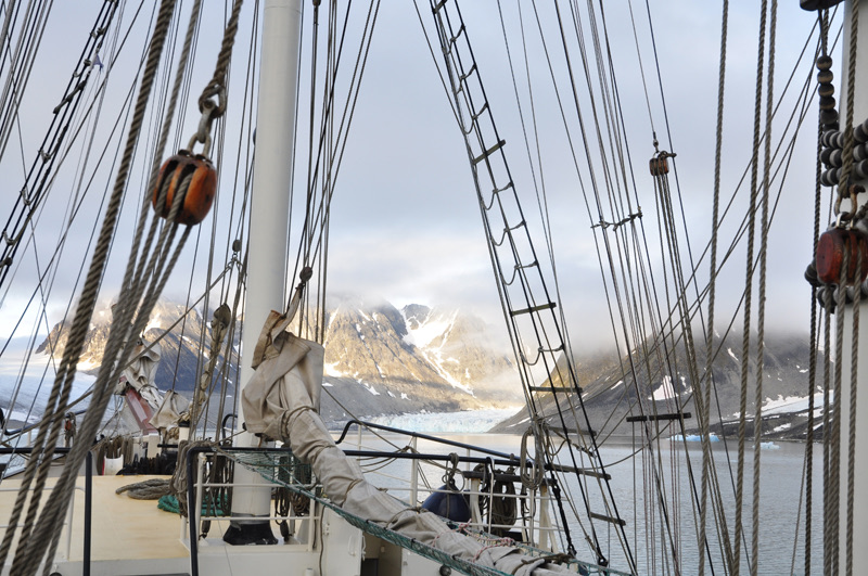Blick vom Segelschiff-Deck auf einen Gletscher in Spitzbergen