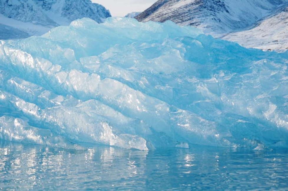 Leuchtend blaues Gletschereis in Spitzbergen