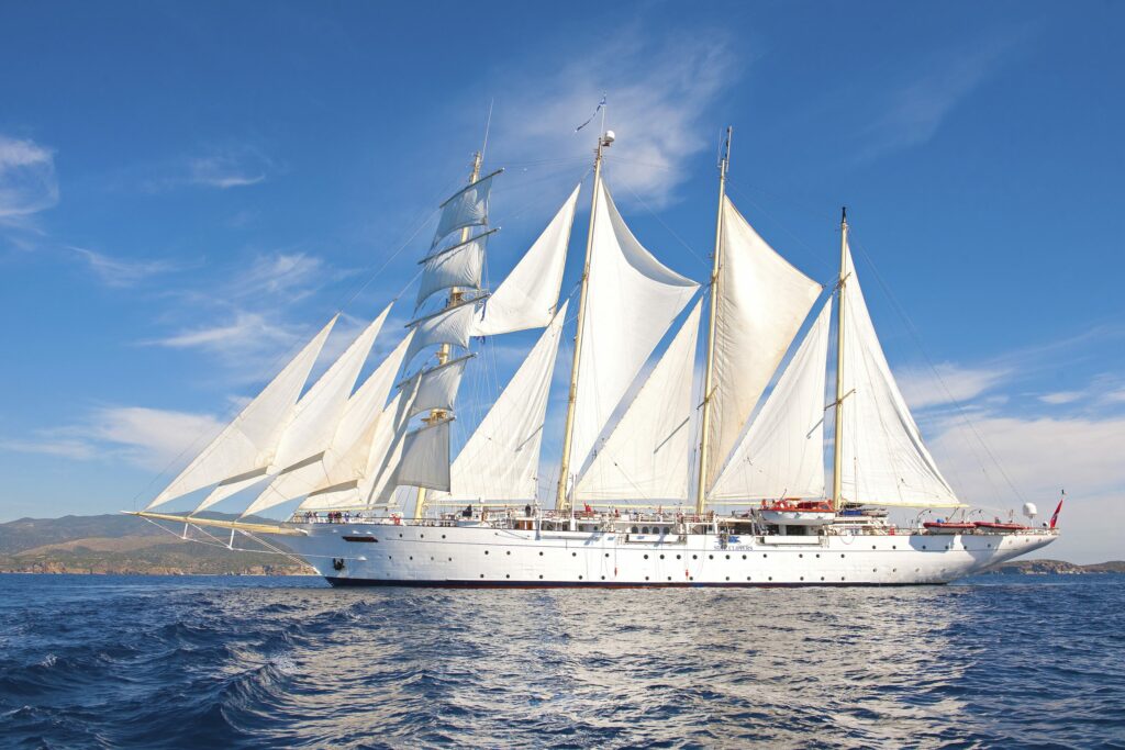 Großsegler Star Clipper unter vollen Segeln auf blauer See