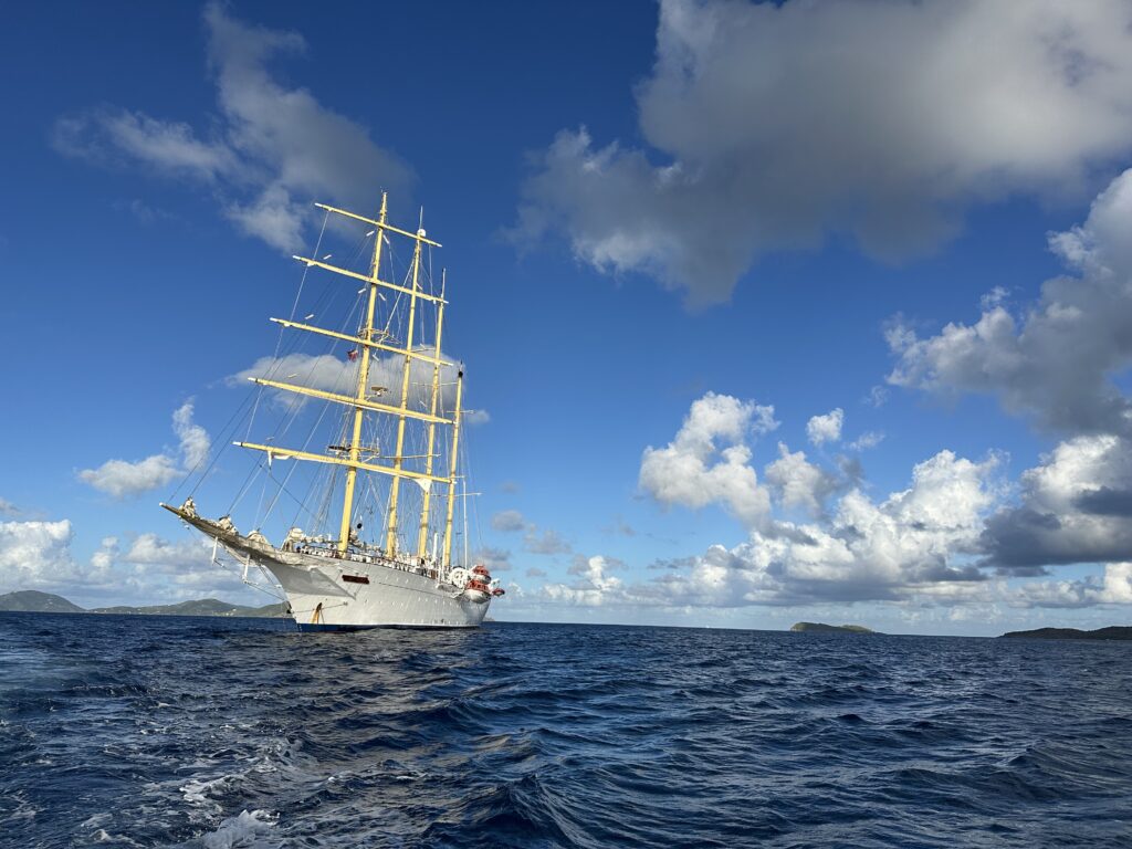 Großsegler Star Flyer von Star Clippers vor Anker unter blauem Himmel