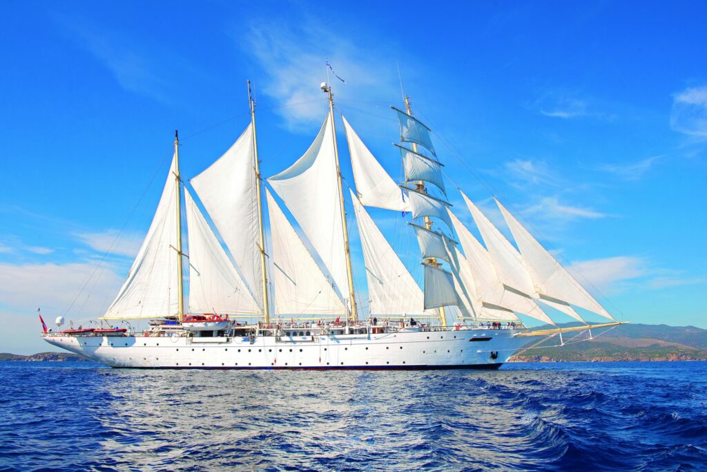 Großsegler Star Flyer unter vollen weißen Segeln