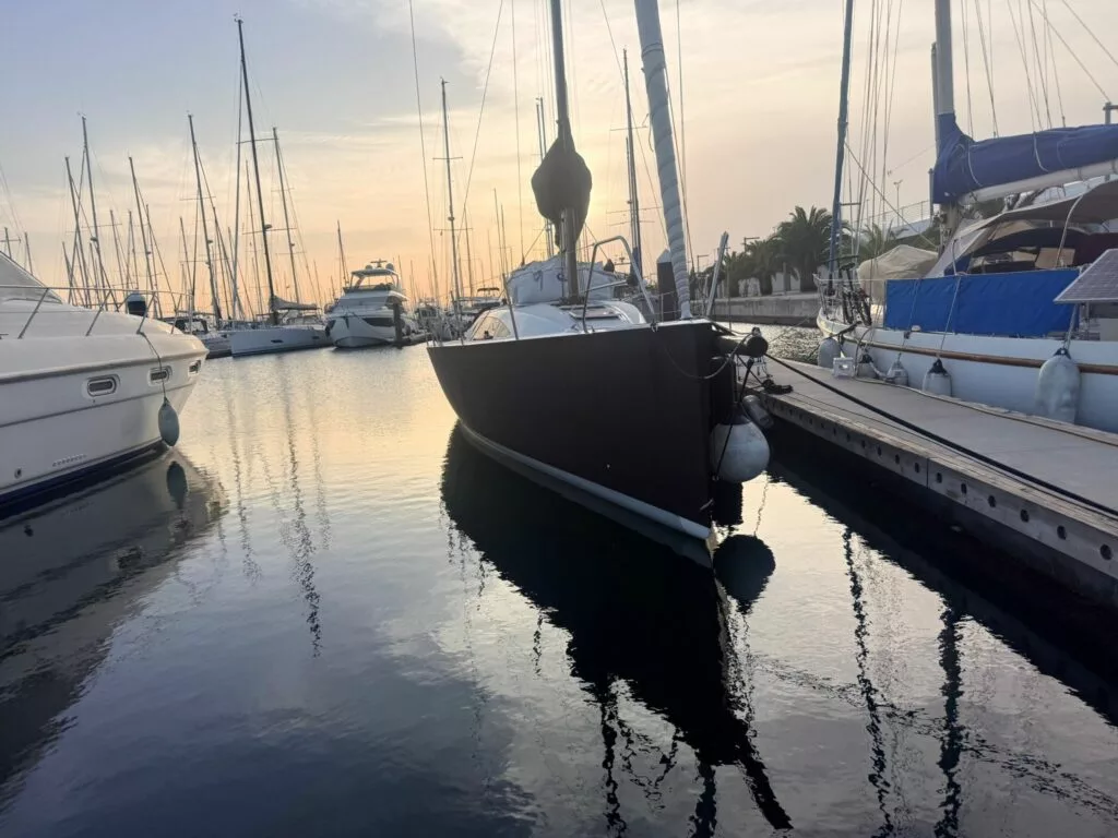 Segelyacht Starkel 41, Bug in der Abenddämmerung im Hafen