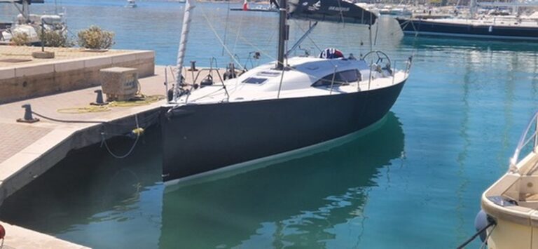 Segelyacht Starkel 41, Bug am Steg über türkisem Wasser