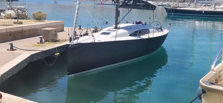 Segelyacht Starkel 41, Bug am Steg über türkisem Wasser