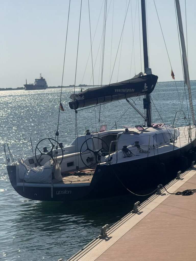 Cockpit der Segelyacht Starkel 41 mit Doppelsteuerrad