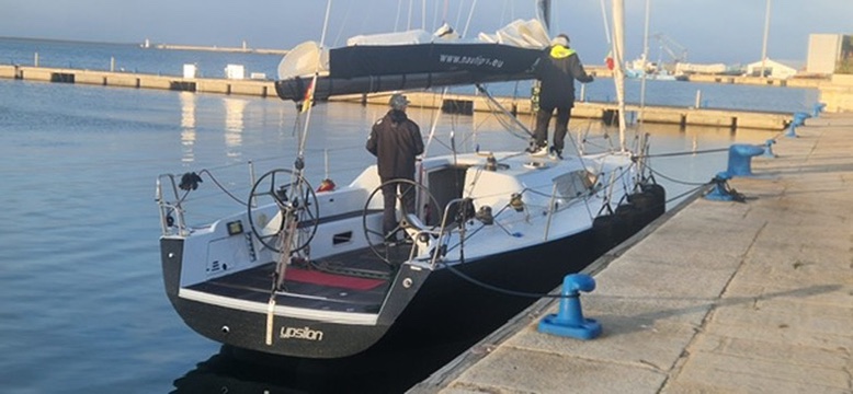 Segelyacht Starkel 41 am Steg, Crew an Bord