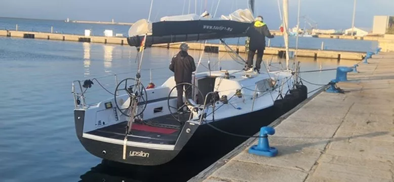 Segelyacht Starkel 41 am Steg, Crew an Bord