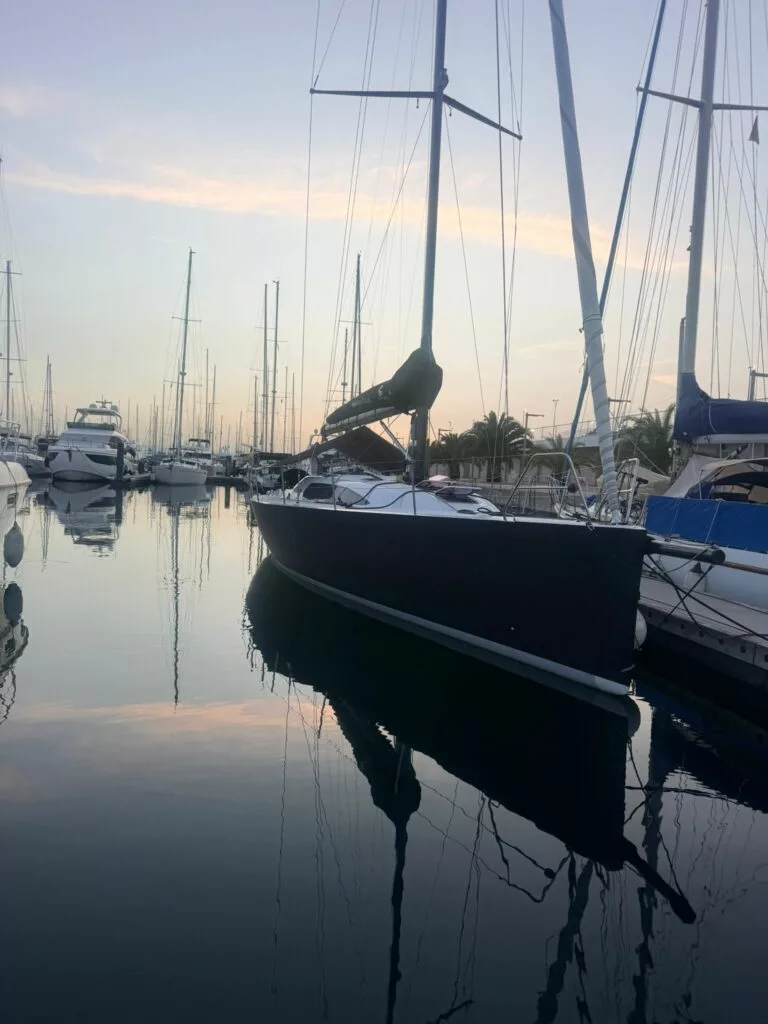 Segelyacht Starkel 41 im Abendlicht am Steg