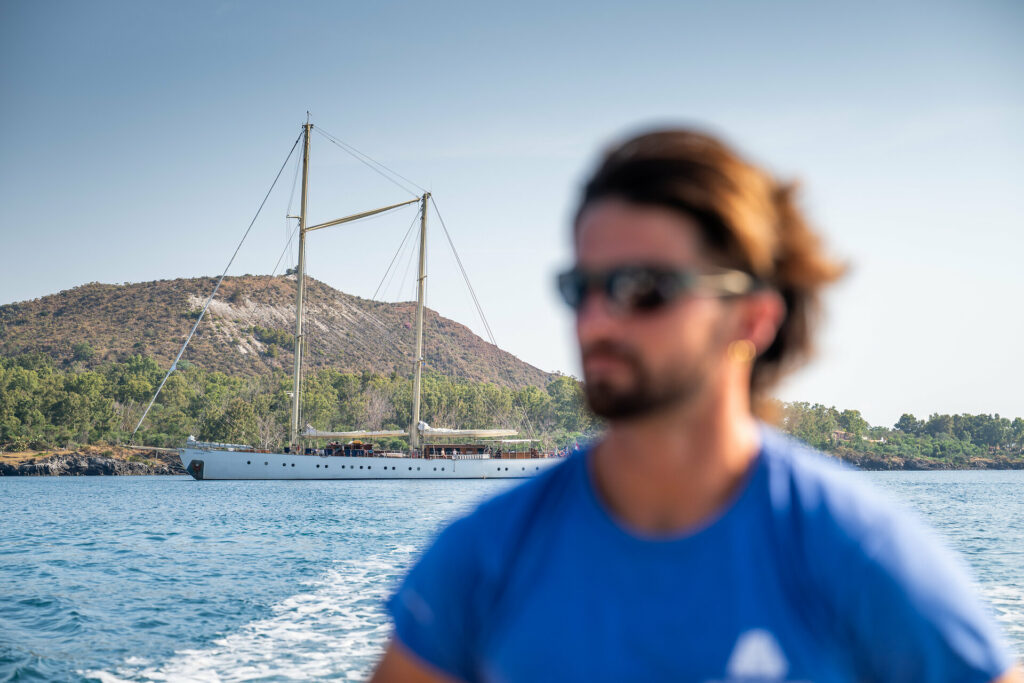 Segelyacht Chronos unter Segeln vor Sizilien