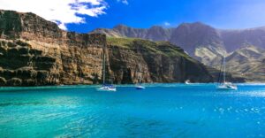 Segelyachten vor den Klippen, Gran Canaria