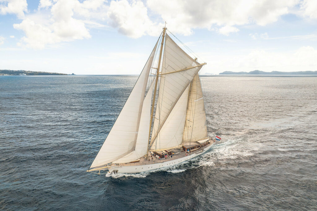 Segelyacht Chronos unter Segeln vor Karibik