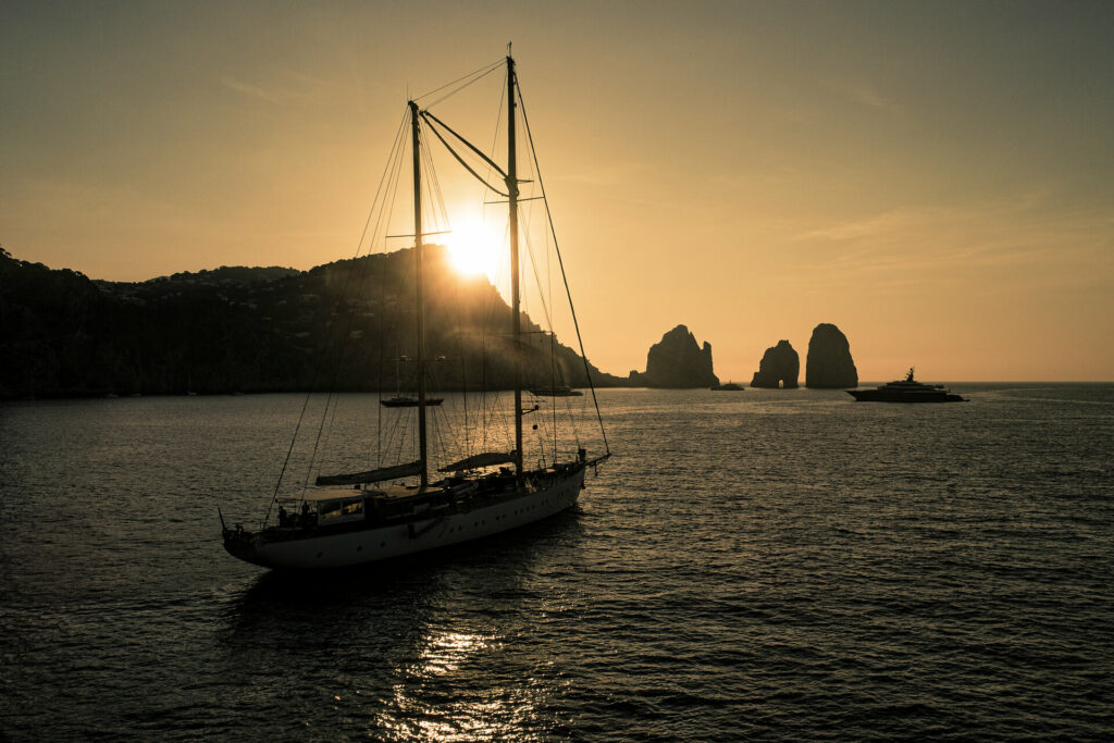 Segelyacht Chronos unter Segeln vor Amalfi
