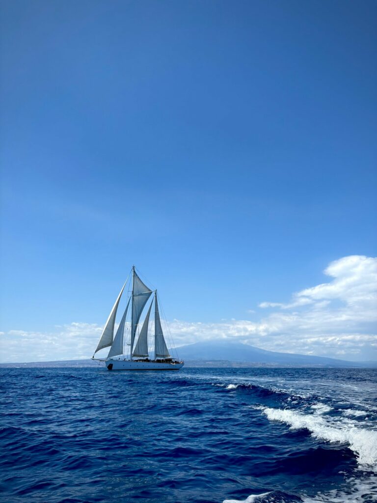 Segelyacht Rhea unter Segeln vor Liparische Inseln