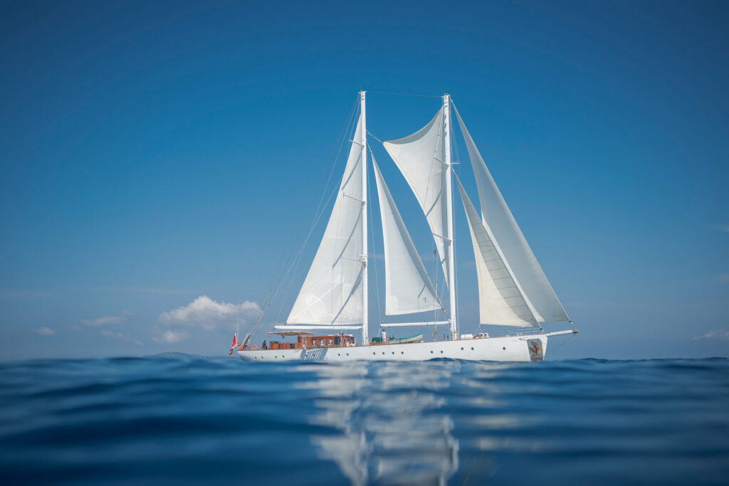 Segelyacht Kairos unter Segeln vor Korfu