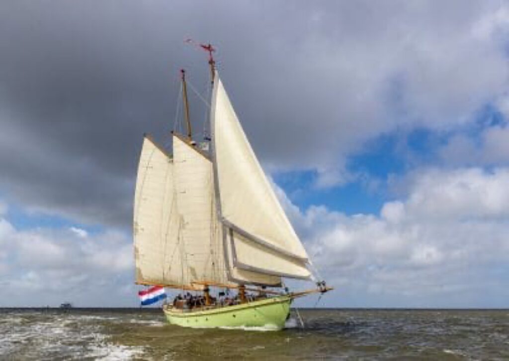 Zweimastschoner Quadra unter Segeln, Totale
