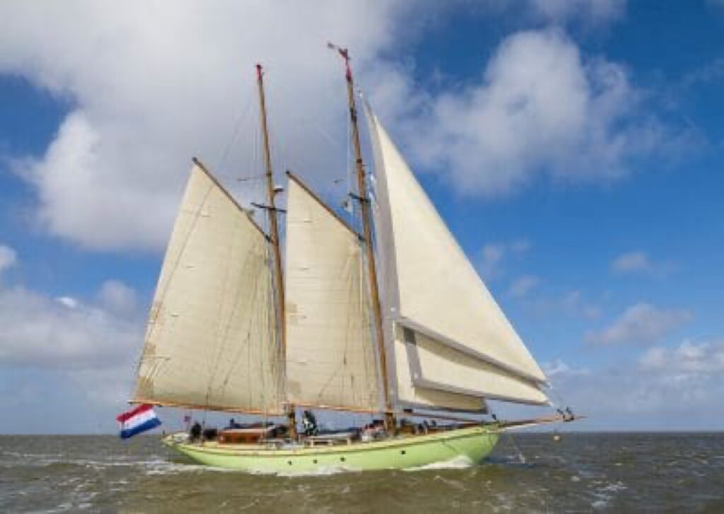 Quadra unter vollen Segeln
