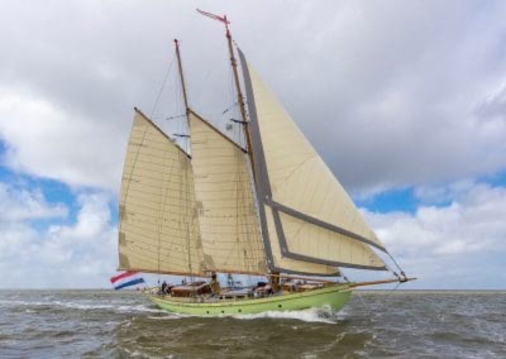 Segelyacht Quadra unter Segeln, Breitseite