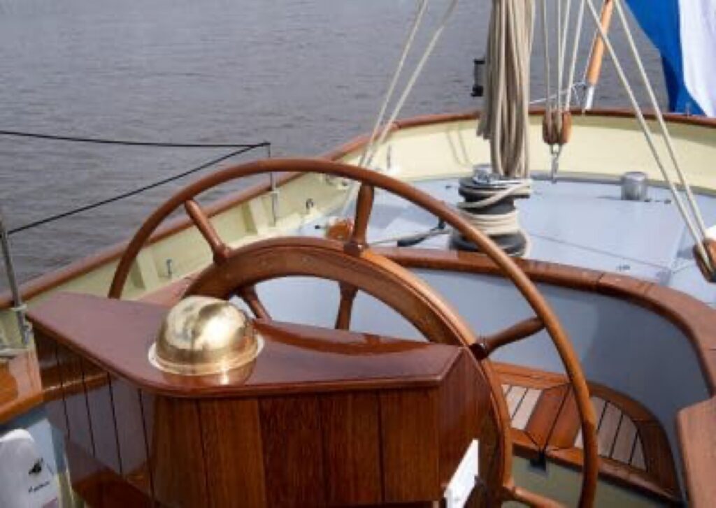 Steuerrad aus Holz an Deck der Quadra